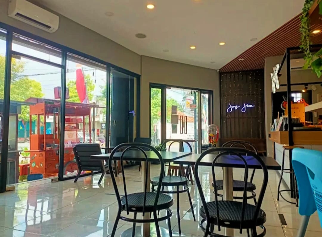 Banyak spot asyik di Tulungagung yang jadi tempat langganan buat ngadem sejenak saat istirahat kerja.