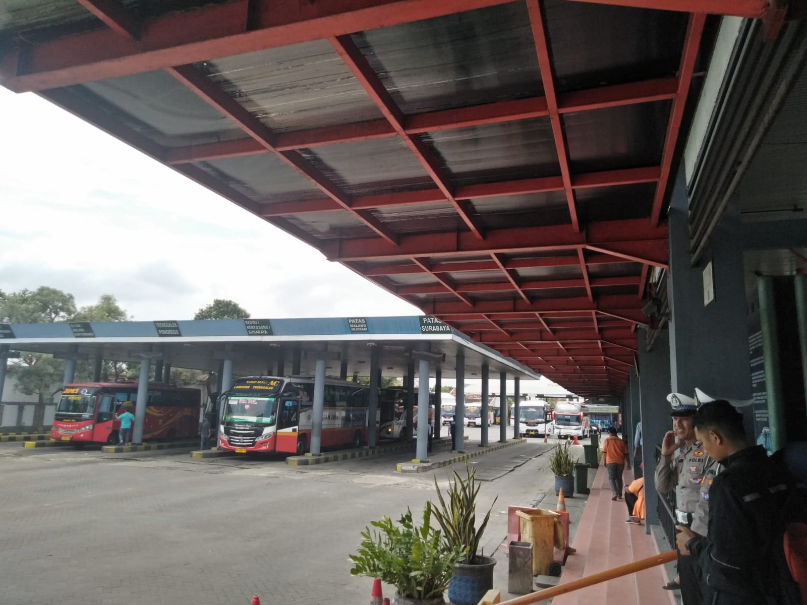 Bus AKDP dan AKAP berhenti di Terminal Tipe A Gayatri Tulungagung beberapa waktu lalu.