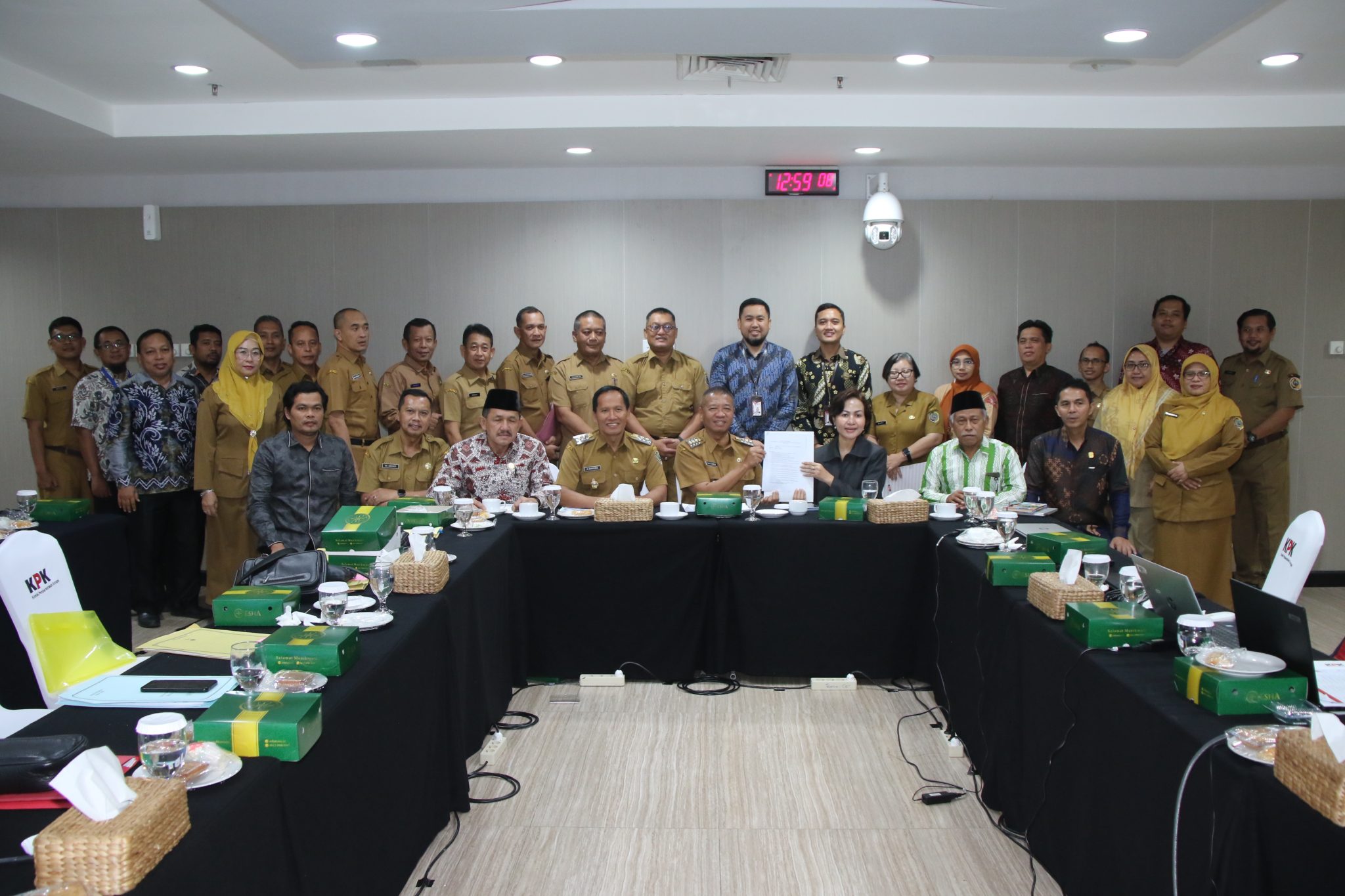 Bupati Tulungagung Gatut Sunu Wibowo (tengah) bersama jajaran pemkab dan DPRD foto bersama Direktur Koordinasi dan Supervisi Wilayah III Ely Kusumastuti .