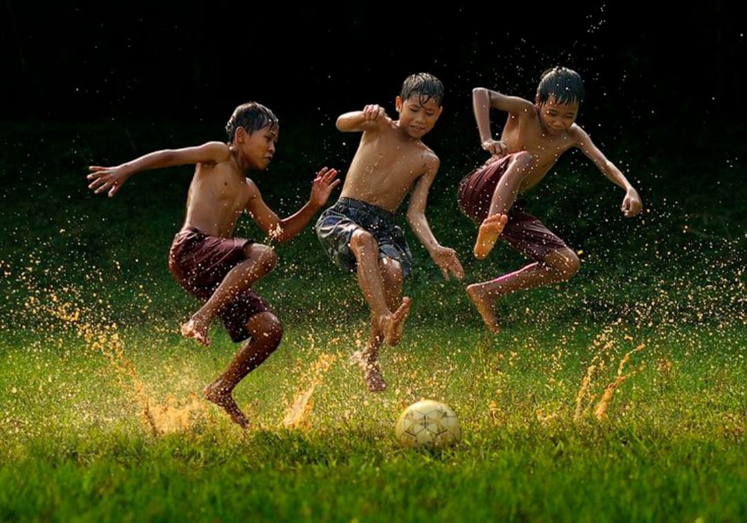 Permainan legendaris di Tulungagung sepak bola plastik. Meski bolanya murah dan sering bocor, semangat anak-anak tak mudah patah karena selalu ada akal untuk memperbaiki  kreativitas bola plastik.