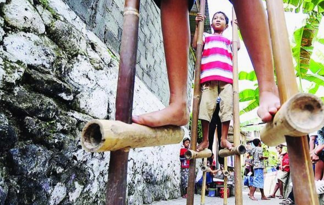 Di tengah dunia yang makin modern termasuk di Tulungagung, di mana anak-anak kota sibuk menatap layar ponsel dan tablet. Permainan egrang dari alam terbuat dari bambu masih bertahan hingga kini.