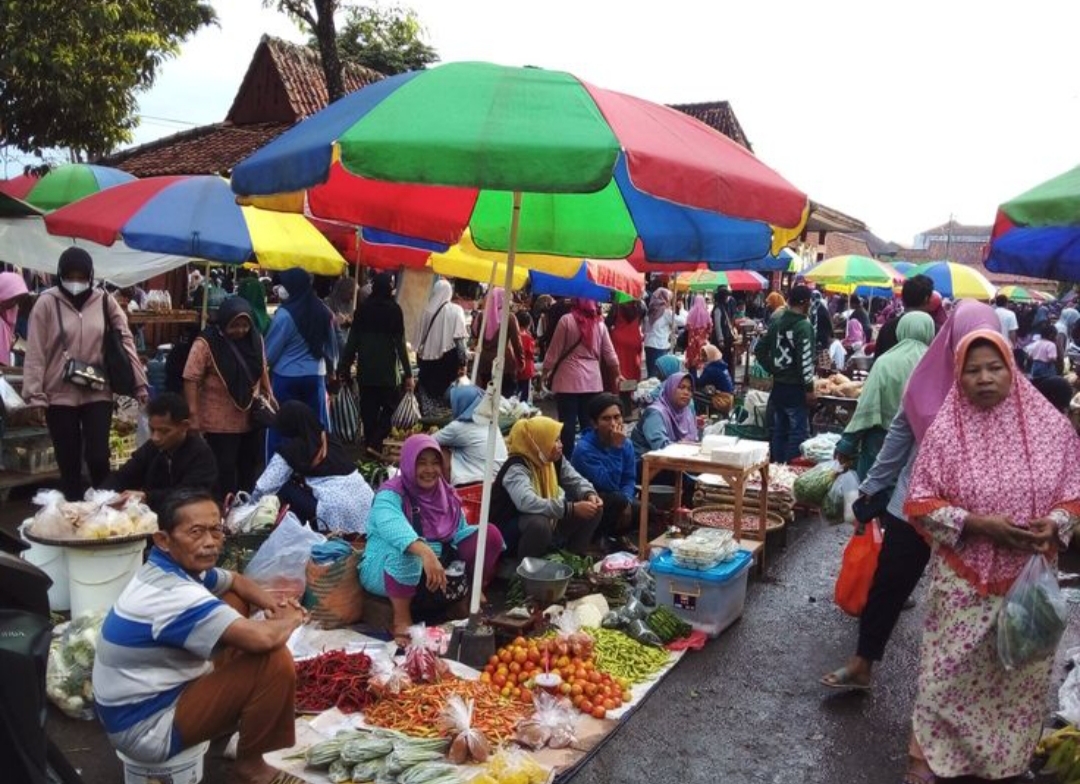 Di beberapa kecamatan di Tulungagung, Senin Pahing bukanlah sekadar hari biasa. Bagi warga desa, terutama yang menggantungkan hidup di pasar tradisional, hari itu punya makna khusus pasar jadi ramai.