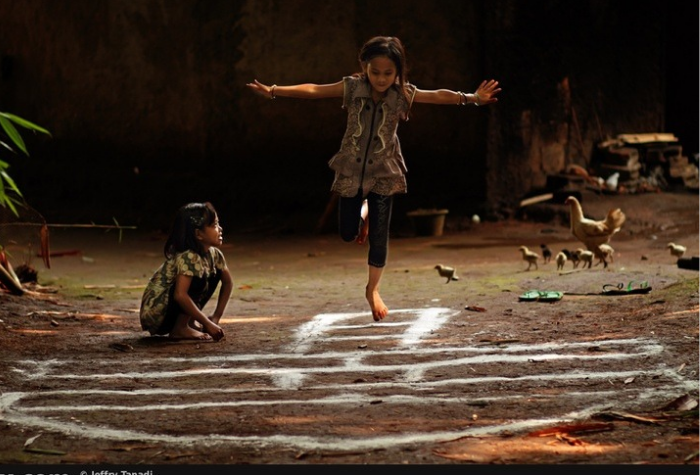 Deretan permainan anak tradisional 90an di Tulungagung yang tidak hanya seru dimainkan, tapi juga penuh manfaat tersembunyi.