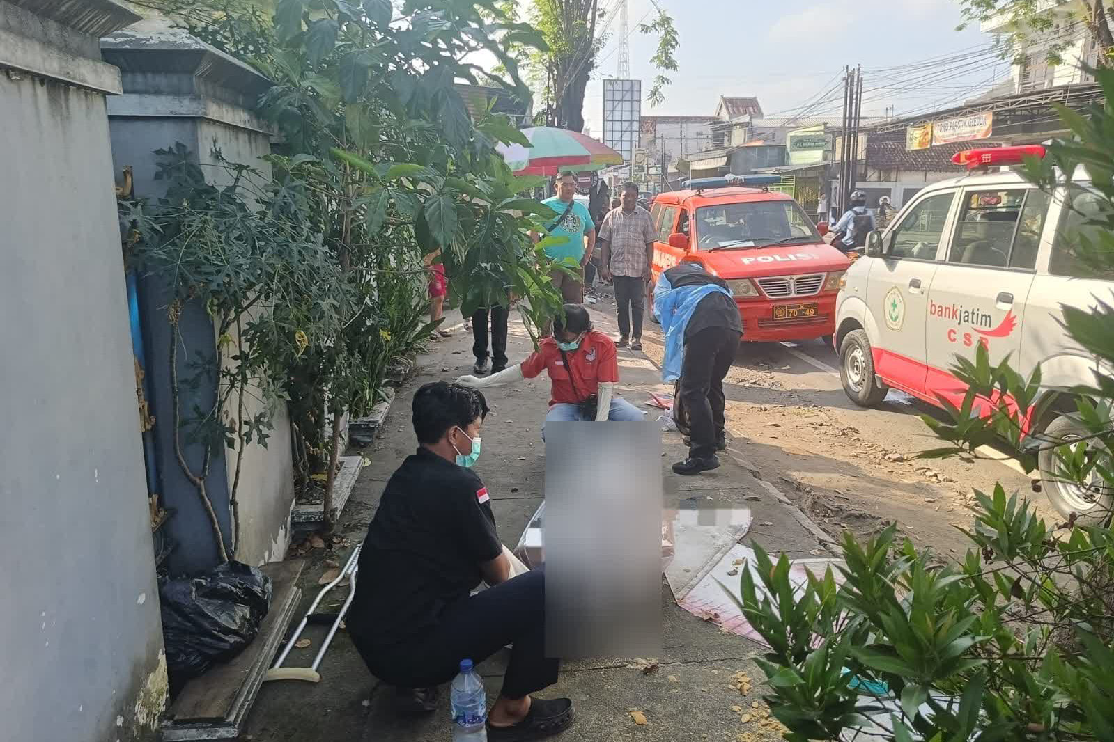 Seorang pria tanpa identitas (Mr. X) ditemukan meninggal dunia di trotoar Jalan Kapten Pattimura, Kelurahan Tertek, Kecamatan Tulungagung, Rabu (2/7/2025) pagi.