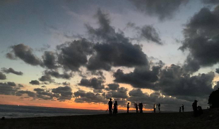 Jika mencari tempat wisata pantai yang masih alami dan jauh dari keramaian, Pantai Molang di Desa Pucanglaban, Kecamatan Pucanglaban, Kabupaten Tulungagung, bisa menjadi pilihan utama.