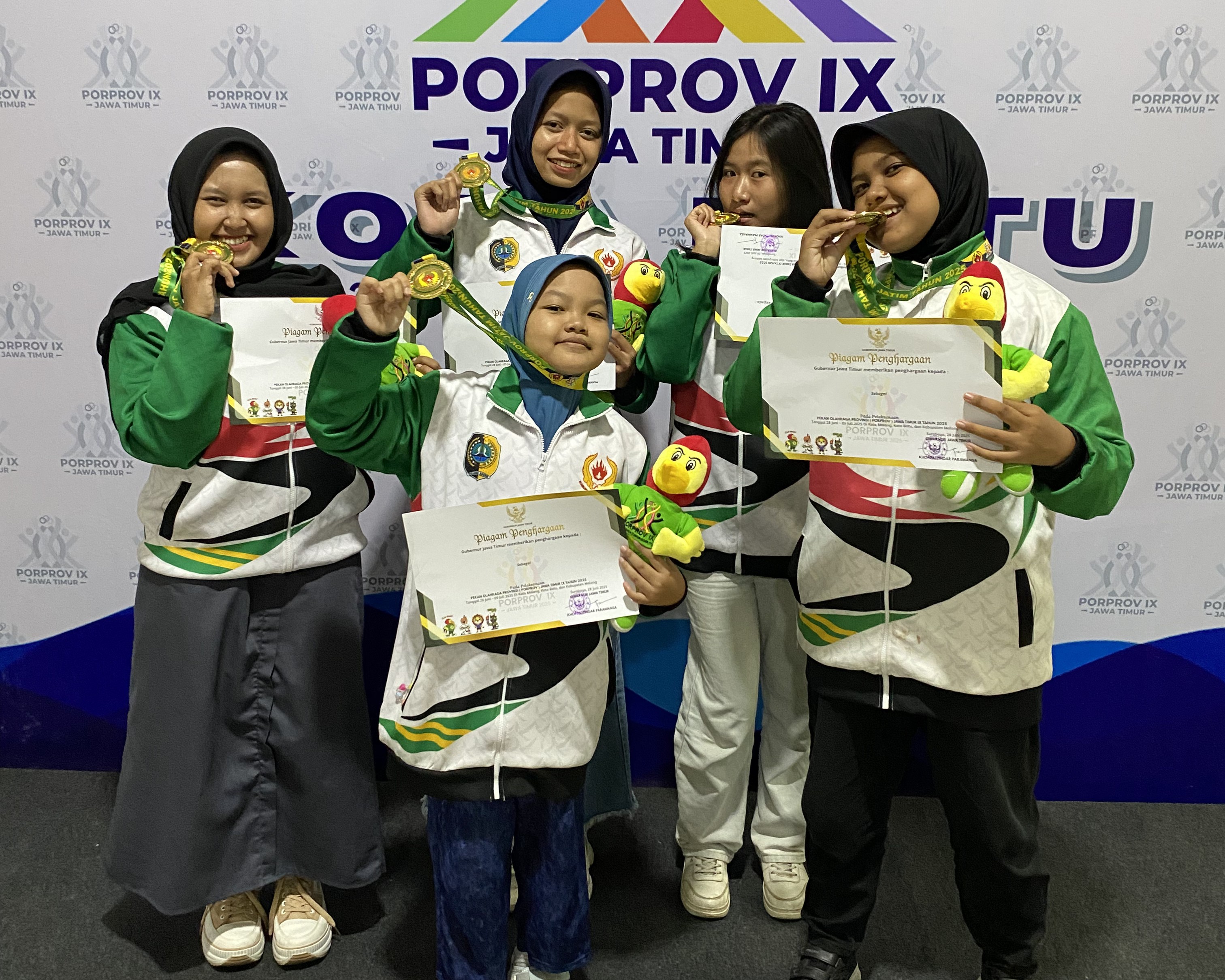 Tim catur usai bertanding di nomor beregu murni putri cepat di babak final Porprov IX Jatim 2025.