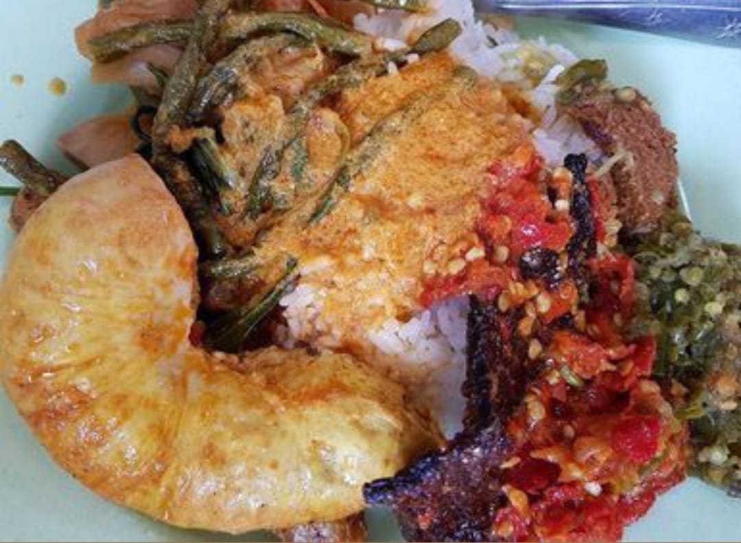 Di Tulungagung, banyak warung nasi Padang yang murah, enak, dan bikin nagih.
