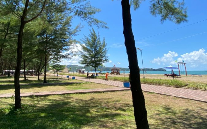 Libur panjang dimanfaatkan masyarakat untuk berwisata, dan Tulungagung menjadi salah satu tujuan utama di wilayah Jawa Timur. Termasuk Pantai Midodaren yang berada di JLS Tulungagung.