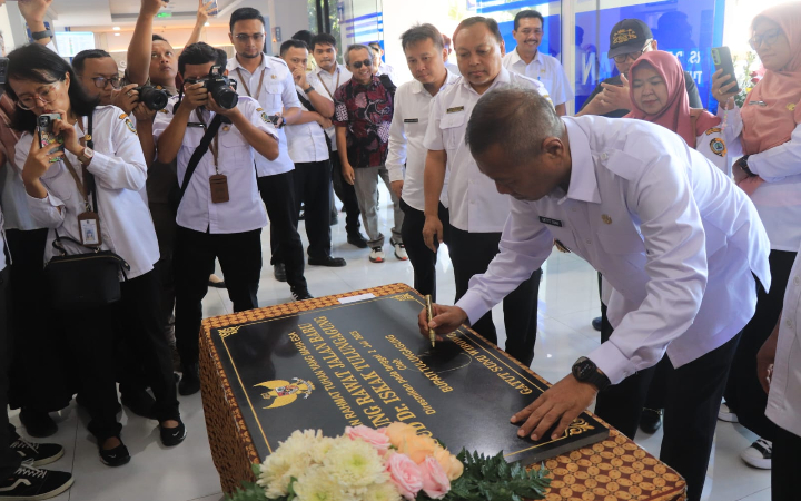 Bupati Tulungagung Gatut Sunu Wibowo, meresmikan gedung rawat jalan baru dan melaunching layanan rawat inap KRIS (kelas rawat inap standar) di RSUD dr Iskak, Rabu (2/7/2025).