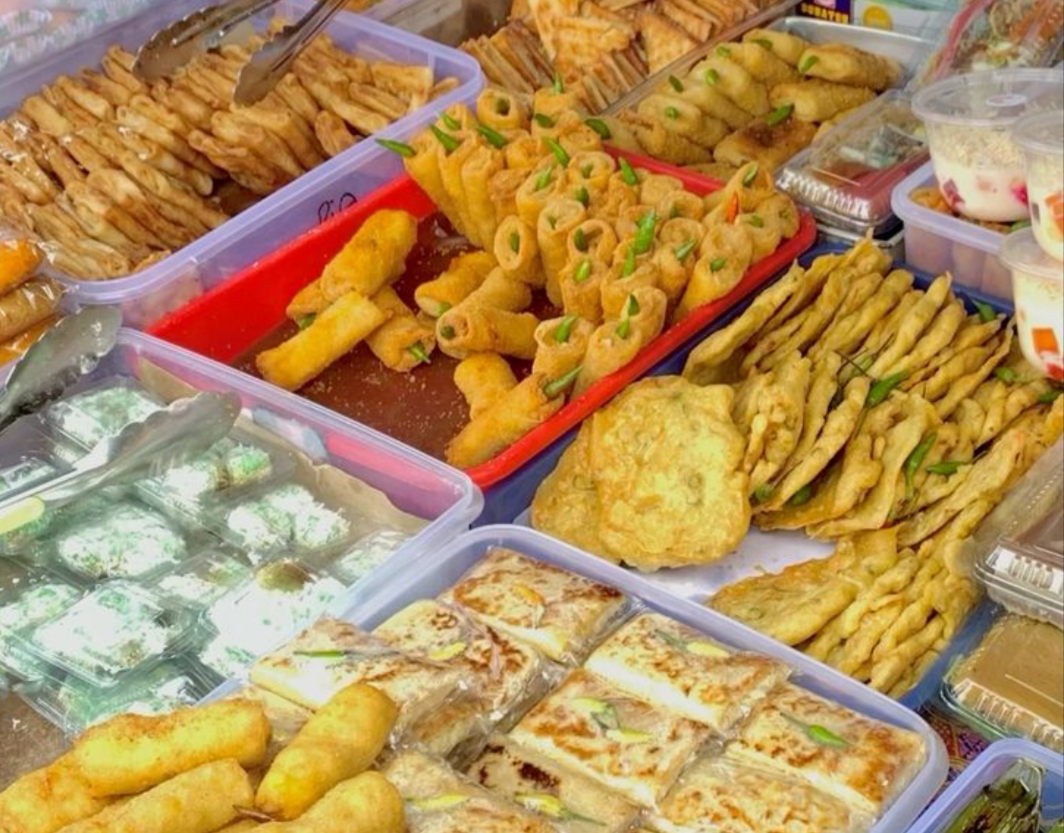 Tradisi titip jajan atau utang jajan maish ada di Tulungagung, ternyata tak sekadar soal makanan ringan, tapi soal kepercayaan dan kejujuran.