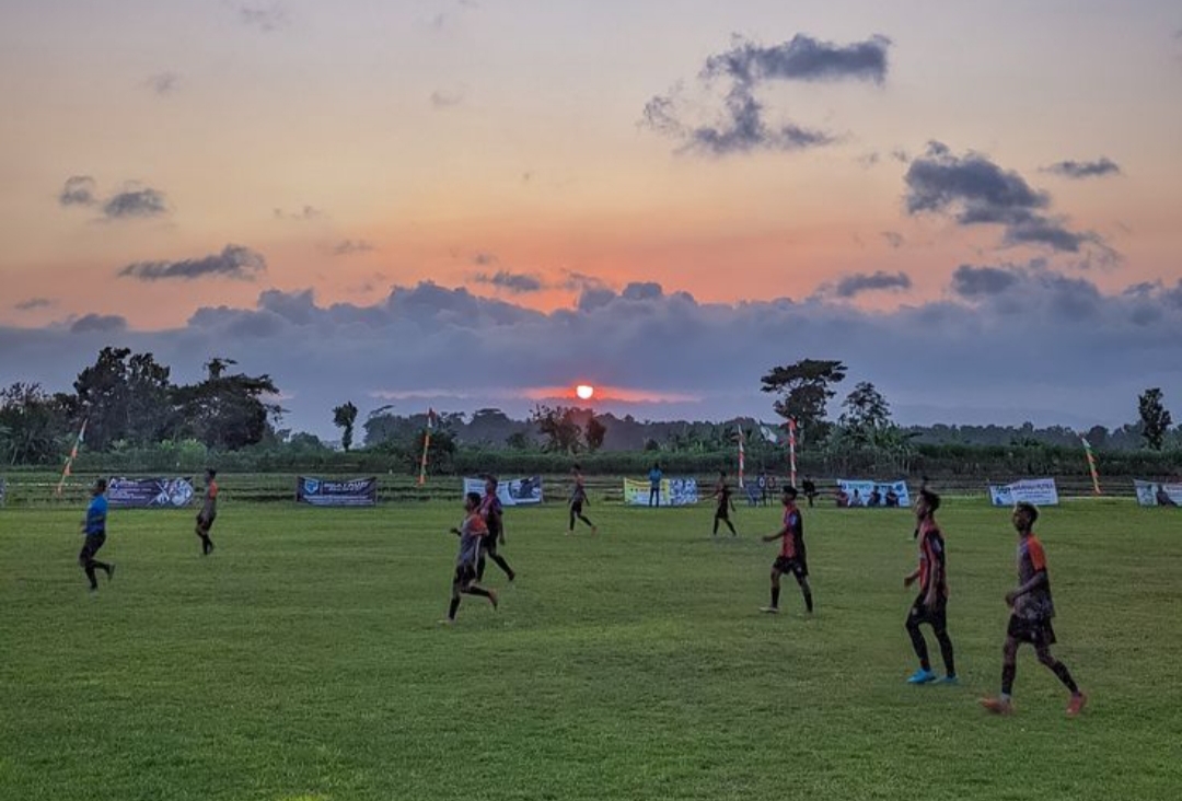 Setiap sudut Tulungagung, hampir selalu ada satu ruang terbuka yang jadi jantung aktivitas kampung lapangan desa dibuat sepak bola  bersama anak - anak.