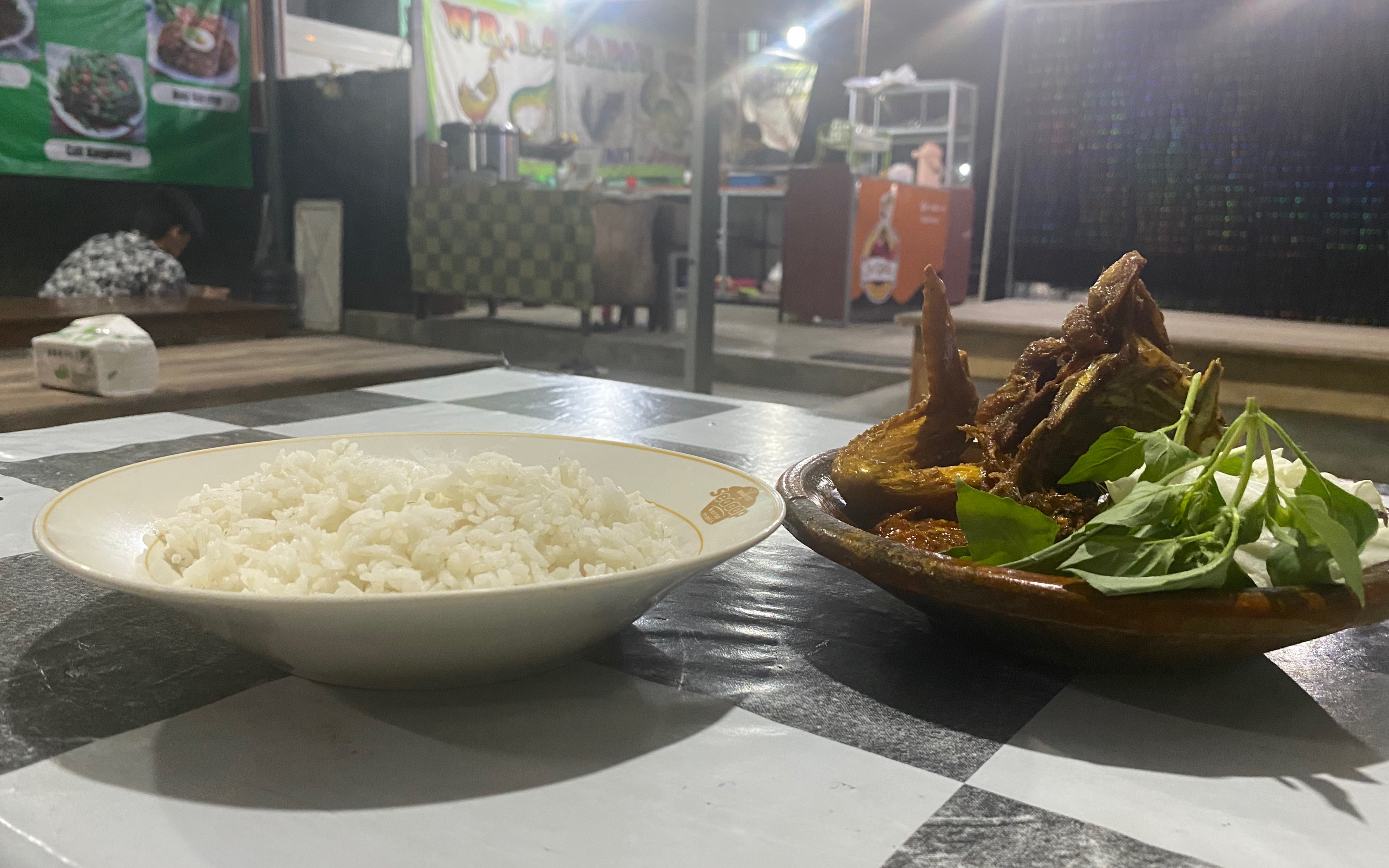 Bagi warga Tulungagung yang lapar tengah malam tak perlu khawatir. Sebab ada pecel lele Lamongan beraneka ragam bisa di dapatkan.