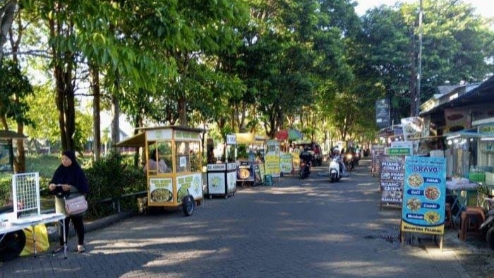 Wilayah pinggir kali atau akrab dikenal sebagai Pinka merupakan salah satu destinasi kuliner di Tulungagung.