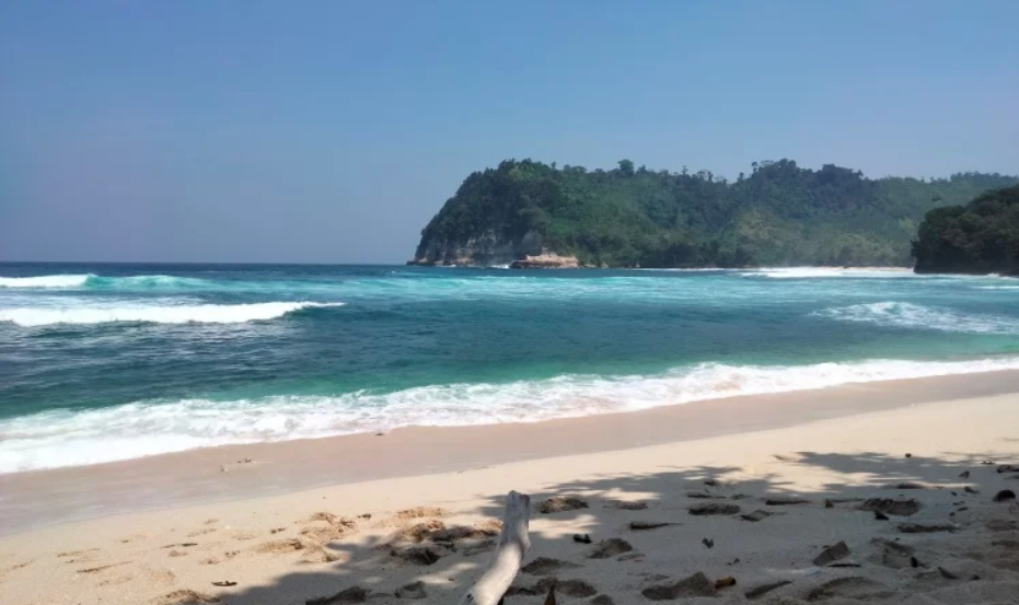 Wisata alam Pantai Ngalur, yang masih tersembunyi berada di Tulungagung.