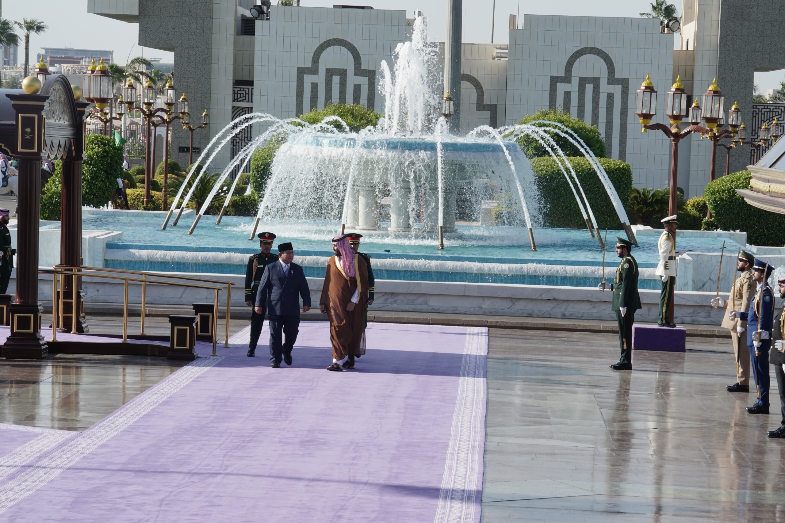 Pelukan hangat Putra Mahkota sekaligus Perdana Menteri Arab Saudi Pangeran Mohammed bin Salman Al Saud (MBS) menyambut kedatangan Presiden Prabowo Subianto di Istana Al-Salam, Jeddah, Arab Saudi.