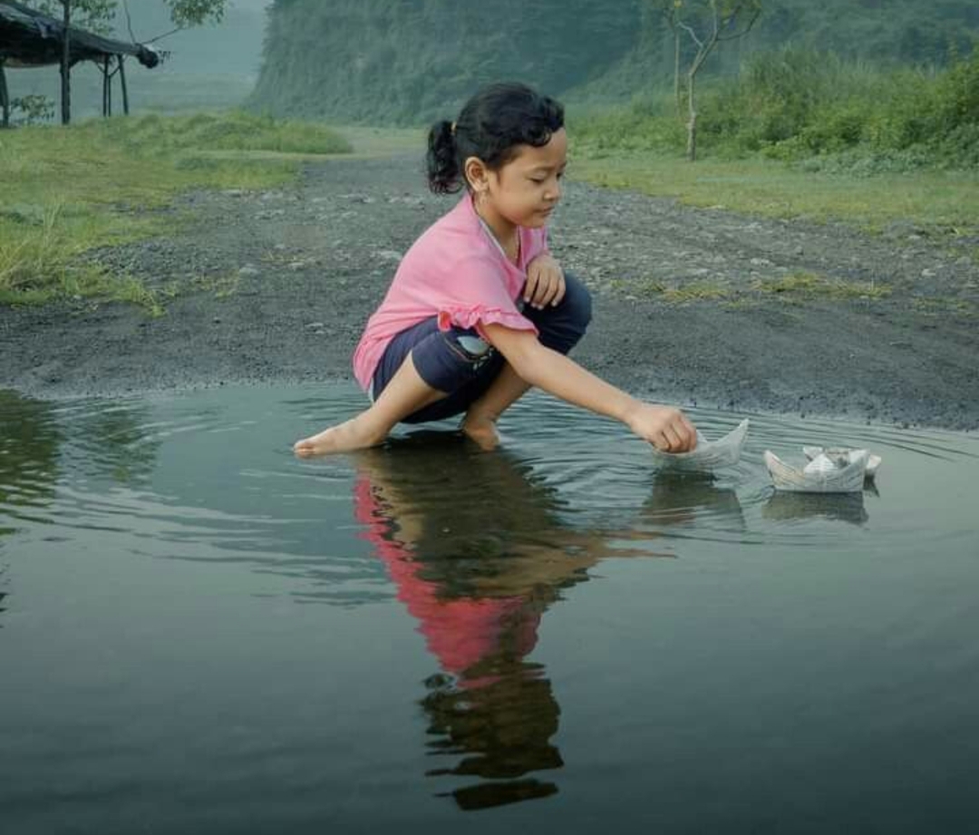 Di Tulungagung, hujan bukan halangan, tapi momen paling dinanti anak-anak desa untuk keluar rumah.