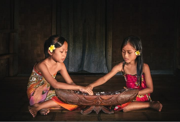 Congklak yang juga dikenal dengan nama dakon atau mancala di berbagai daerah ini menjadi salah satu permainan tertua di Indonesia.