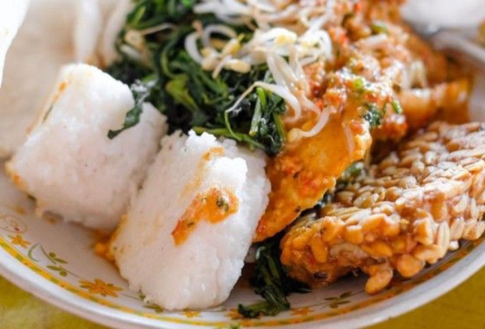 Pernah coba pecel punten? Makanan tradisional khas Tulungagung ini mulai langka, padahal rasanya juara! Perpaduan nasi tumbuk padat dan sambal pecel pedasnya bikin nagih.