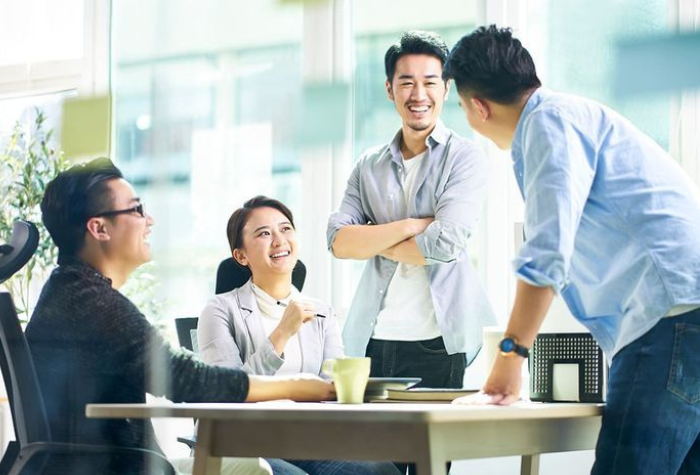 Apa itu neuron cermin? Kenapa kita bisa ikut tersenyum, menangis, atau merasa gugup saat melihat orang lain mengalaminya? Kenali fungsi neuron cermin dalam membentuk empati dan hubungan sosial kita.