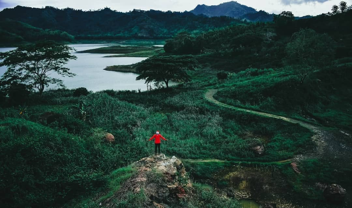 Tumpak Bledek, sebuah lokasi eksotis di Desa Wonorejo, Kecamatan Pagerwojo, Kabupaten Tulungagung yang dulunya merupakan area tambang batu kapur.