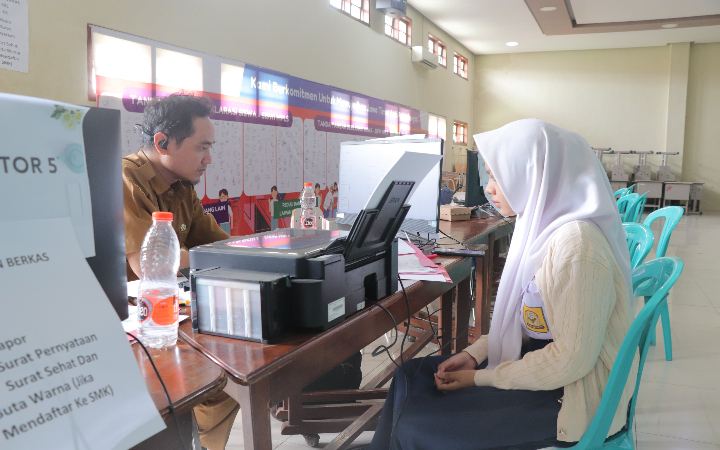 Siswa ketika mengikuti proses SPMB  tahun ajaran 2025/2026 di SMAN 1 Kedungwaru, Kabupaten Tulungagung.