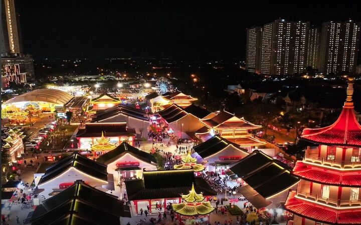 Pengunjung menikmati suasana Park Shanghai di Surabaya yang dihiasi ornamen oriental, lengkap dengan hiburan live music dan karaoke Mandarin.