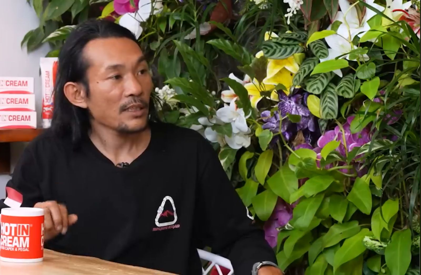 Lewat podcast Denny Sumargo, Agam menceritakan sulitnya proses evakuasi di Gunung Rinjani akibat keterbatasan alat.
