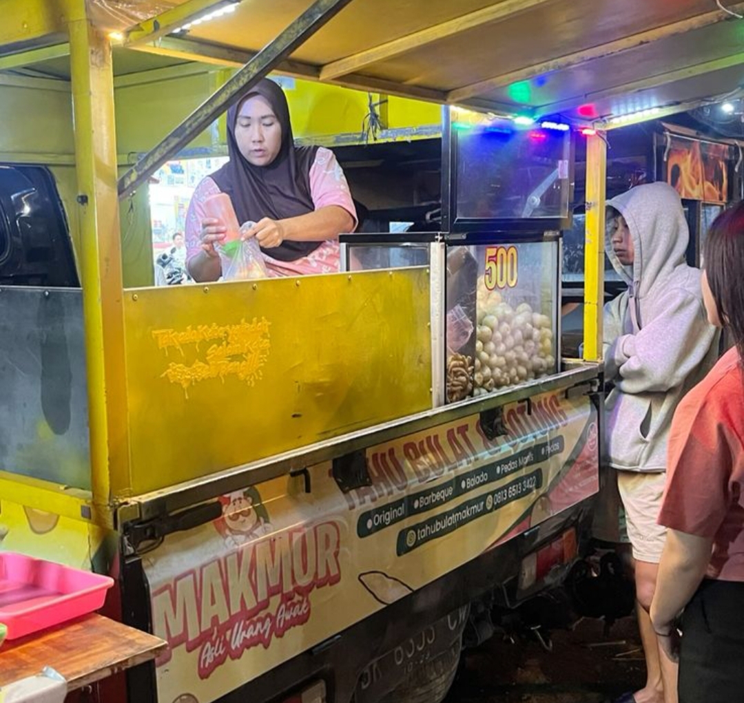 Di kampung-kampung Tulungagung, ada momen-momen kecil yang selalu ditunggu, terutama oleh anak-anak dan ibu-ibu rumah tangga suara tukang keliling tahu bulat.