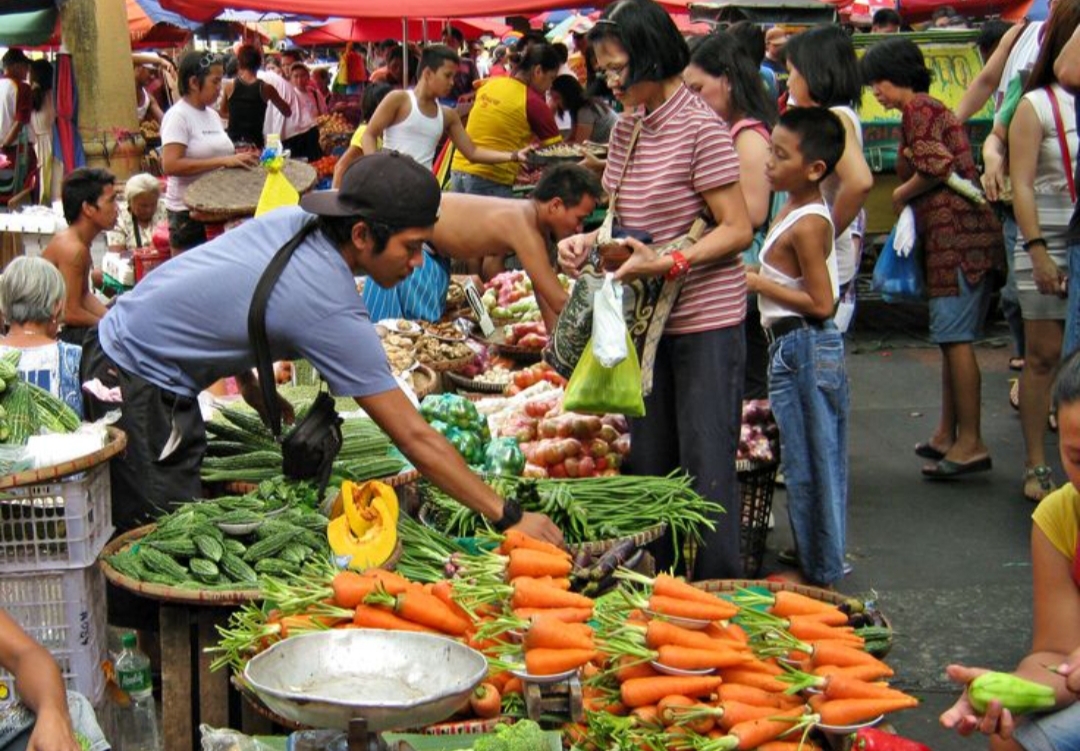 Pasar pagi di Tulungagung beda dari tempat lain bukan cuma jenis dagangannya, tapi juga kebiasaan unik para penjual dan pembelinya.