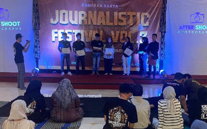 Tugas UAS mata kuliah jurnalistik mahasiswa prodi KPI UIN SATU Tulungagung,gelar Festival Jurnalistik, di Pendapa Taman Bina Bakat dan Kemptensi Siswa Tulungagung, Sabtu (5/7/2025).