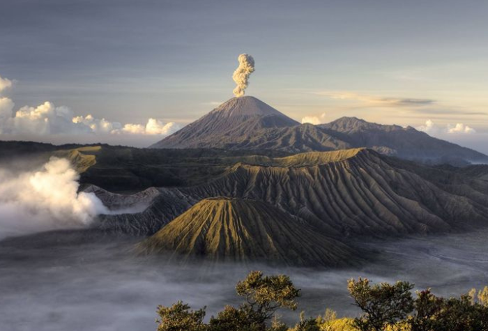 Pernah ada gunung raksasa di Jawa Timur yang menghilang setelah letusan dahsyat. Namanya Gunung Tengger. Kini, yang tersisa hanya kaldera luas dan Gunung Bromo anak dari kehancuran. Ini kisahnya.