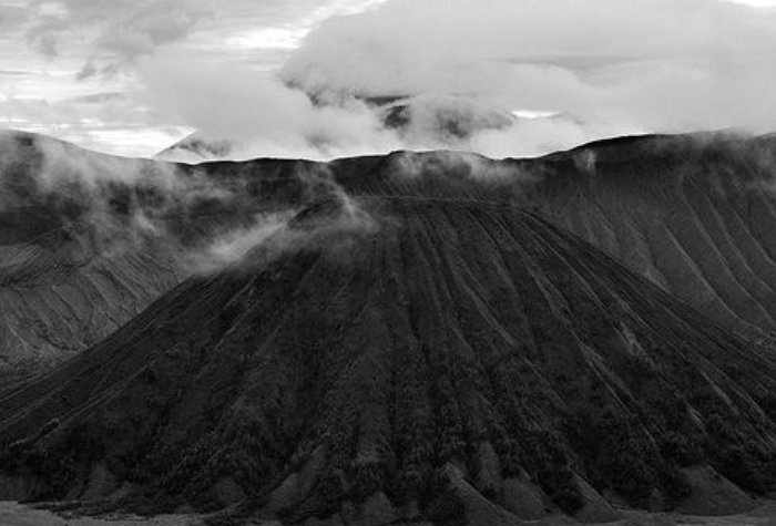 Sejarah Gunung Bromo dan proses terbentuknya dari kaldera purba, hingga keunikannya yang menjadikannya istimewa baik secara geologi maupun budaya.