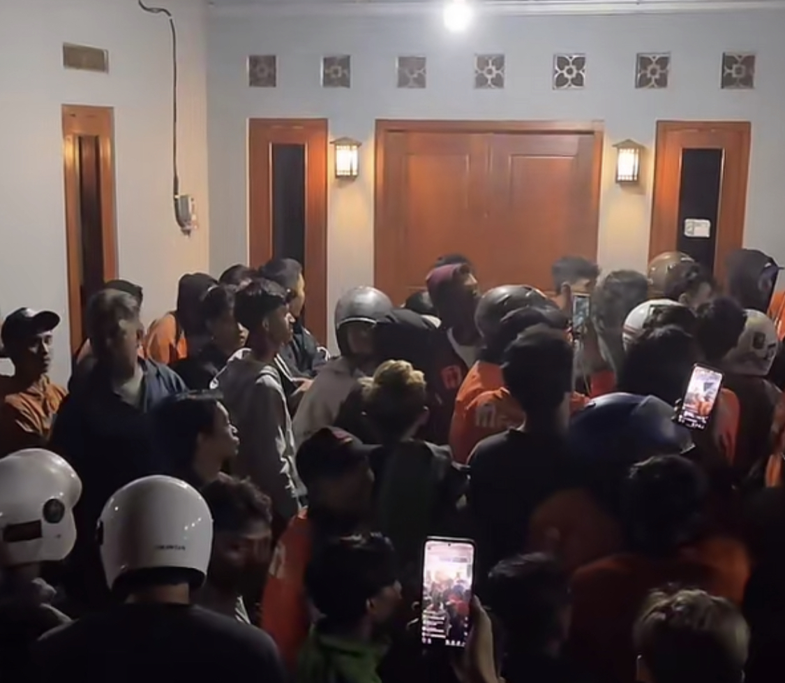 Ratusan driver ShopeeFood memadati rumah customer di Bantulan, Yogyakarta, usai rekan mereka diperlakukan kasar saat mengantar pesanan.