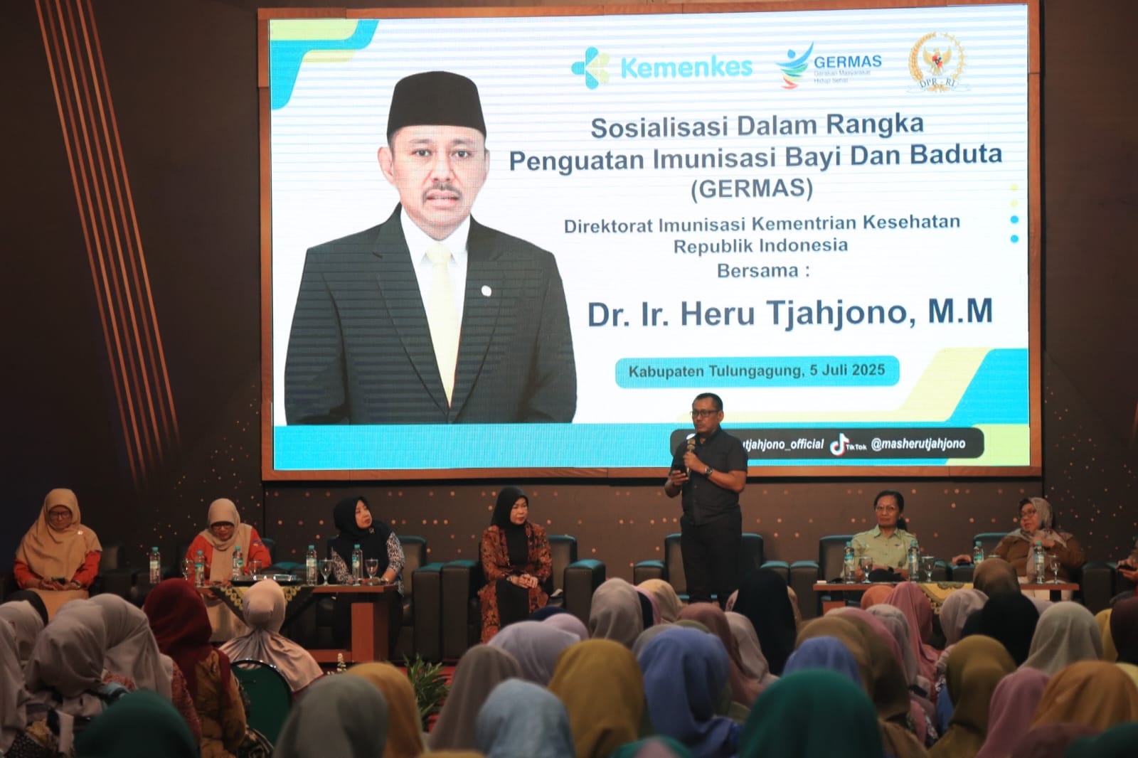 Upaya peningkatan kesehatan masyarakat kembali digencarkan anggota komisi IX DPR RI, Dr Ir Heru Tjahjono, MM, dengan sosialisasi penguatan imunisasi bayi dan baduta di Tulungagung, Sabtu (5/7/2025).