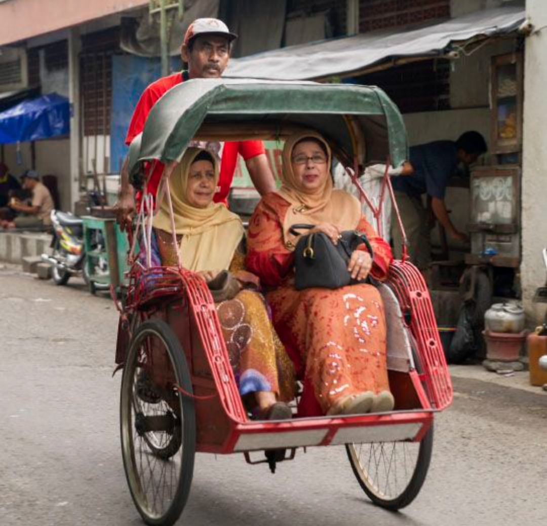 Transportasi becak kini di Tulungagung menjadi bagian dari kenangan dan kehangatan kota kecil ini.