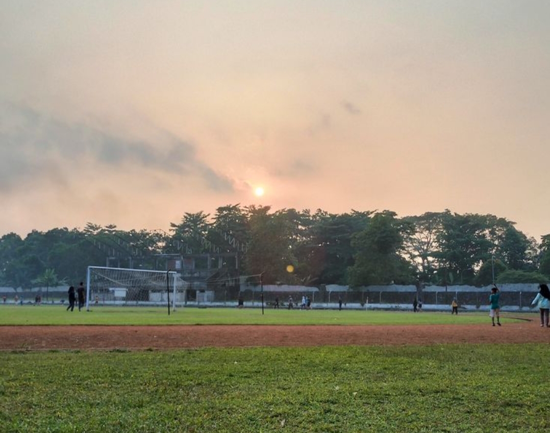 Di lapangan kampung di Tulungagung, suara sorak-sorai anak-anak bermain bola jadi penanda sore telah tiba. Mereka bermain tanpa alas kaki, berlari di tanah berdebu atau lapangan rumput seadanya.