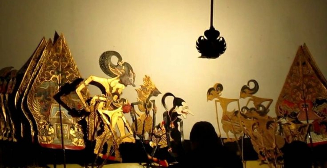Di era gadget dan tontonan digital di Tulungagung, masih ada hiburan rakyat yang bertahan dengan magisnya sendiri pertunjukan wayang kulit semalam suntuk.