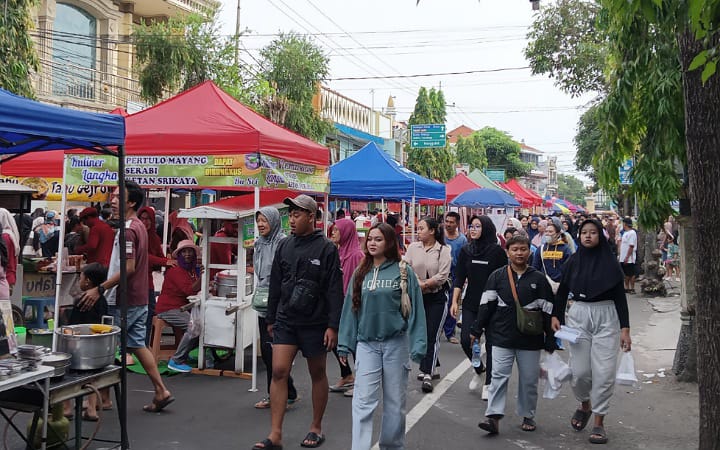 CFD di Tulungagung langsung berubah menjadi festival mingguan yang meriah, pada Minggu (6/7/2025).