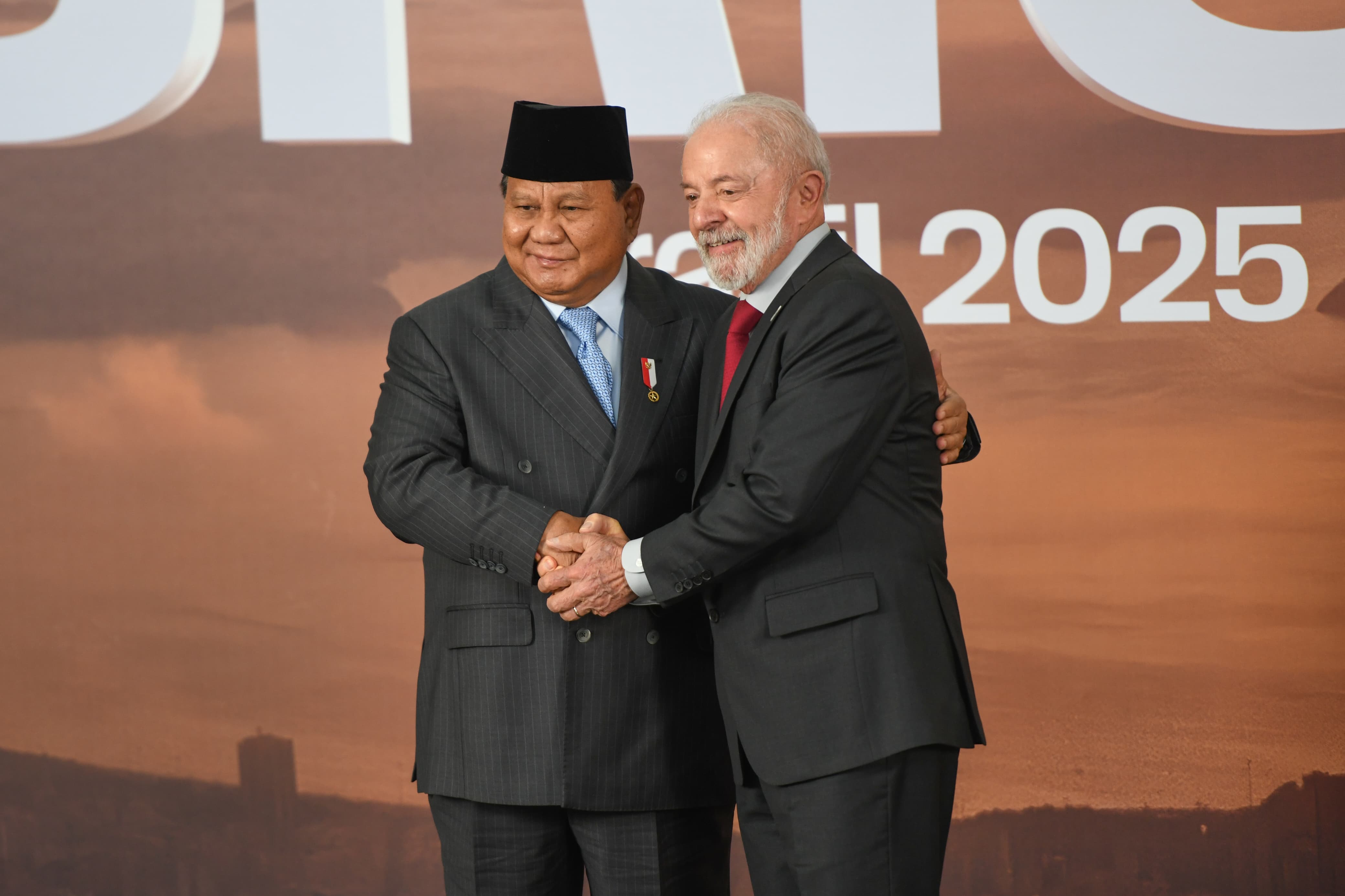Presiden Prabowo Subianto disambut langsung oleh Presiden Brasil Luiz In&aacute;cio Lula da Silva saat memasuki Museum of Modern Art (MAM) Rio de Janeiro, lokasi pelaksanaan KTT BRICS 2025, Sabtu (6/7/2025).