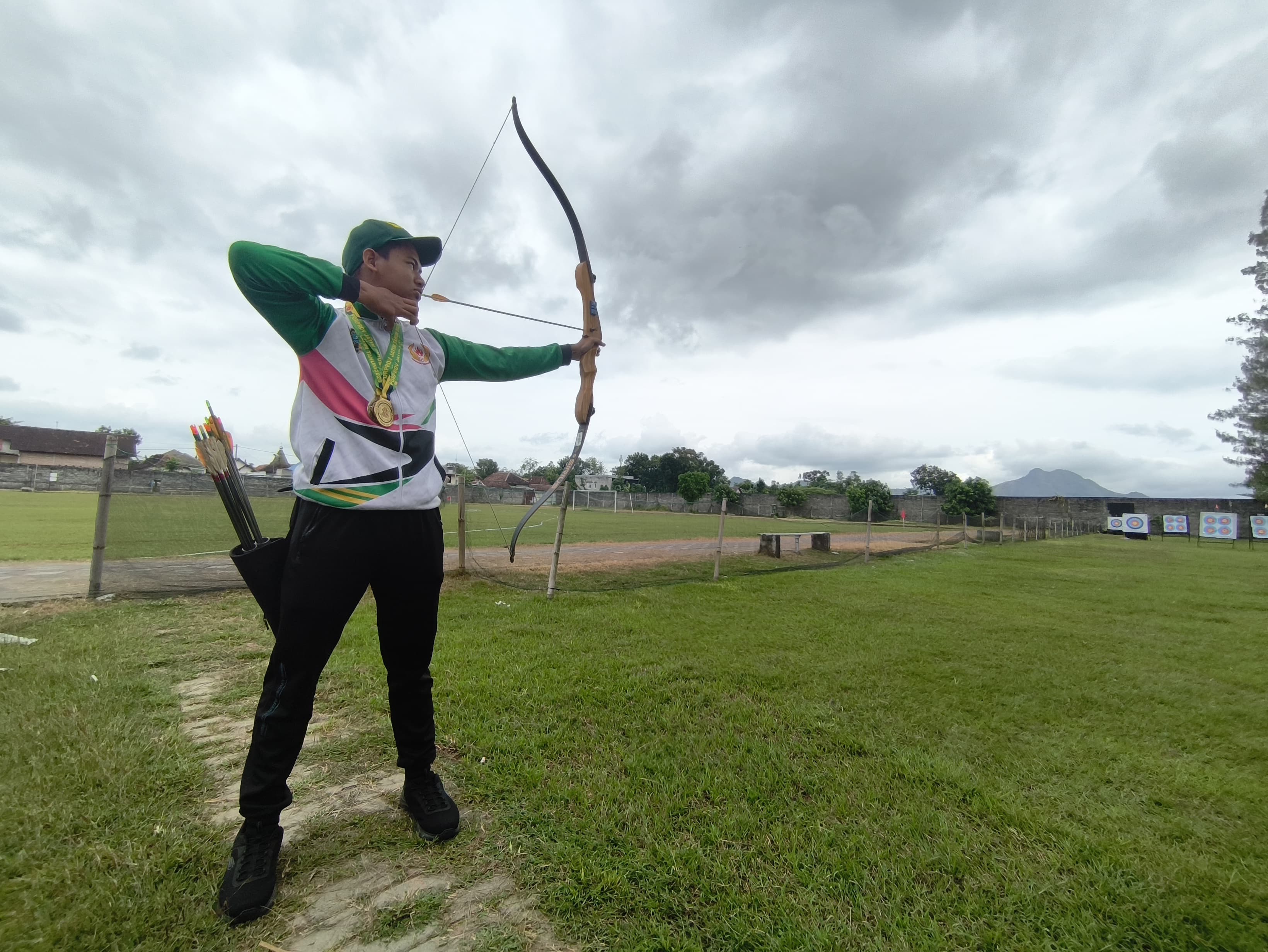 Ahmad Raihan Faras dalam sesi latihan di lapangan Desa Beji, Kecamatan Boyolangu, Kabupaten Tulungagung pada Minggu (6/7/2025) sore.