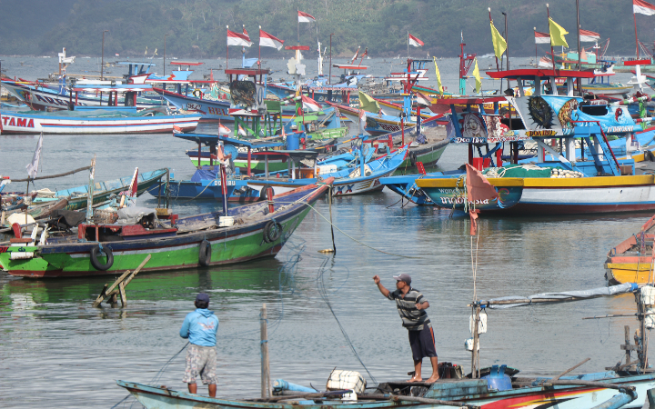 Tampak kapal-kapal di Pelabuhan Popoh Tulungagung yang bersandar menunggu cuaca membaik.
