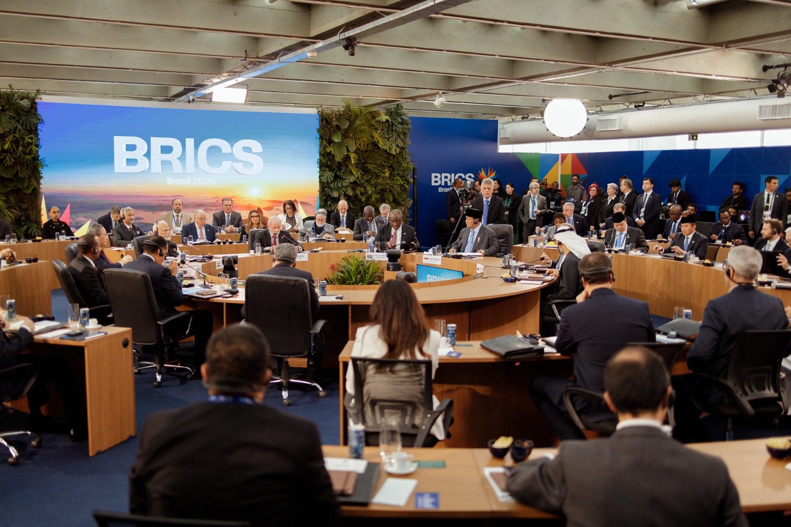 Presiden Brasil Luiz In&aacute;cio Lula da Silva menyampaikan sambutan khusus kepada Presiden Prabowo dalam pembukaan sesi pleno KTT BRICS ke-17 yang digelar di Rio de Janeiro, Brasil, Minggu (6/7/2025).