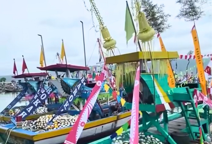 Tradisi Larung Sesaji di Pantai Popoh Tulungagung begini makna ritual sakral dan pelestarian budaya pesisir.