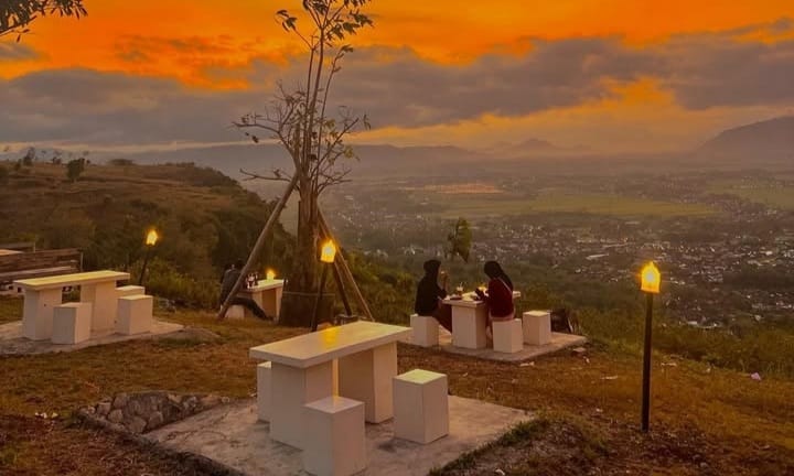 Jika kalian sedang mencari tempat nongkrong yang menyajikan keindahan kota di Tulungagung, ada di Bukit Jodho.