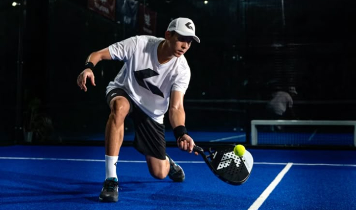 Meski terbilang baru di Indonesia, olahraga padel mulai menunjukkan geliat pertumbuhannya, terutama di kalangan anak muda urban dan komunitas kebugaran.