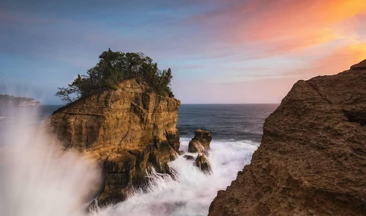 Pantai pathok gebang tulungagung, pantai dengan pemandangan bukit yang belum terjamah