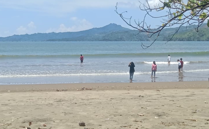 Pantai Sidem merupakan salah satu destinasi wisata alam tersembunyi yang ada di Tulungagung, Jawa Timur.