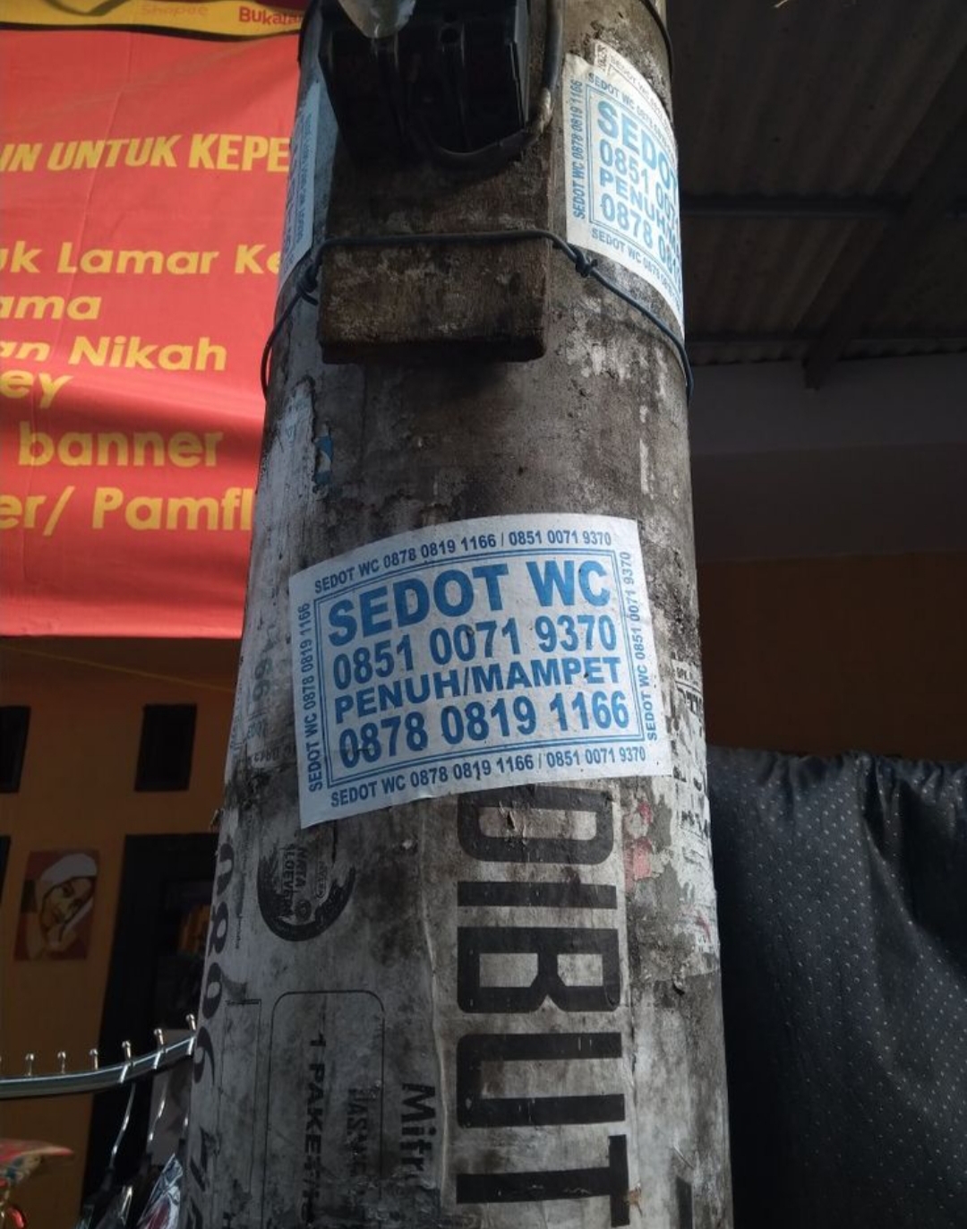 Terkadang di kampung-kampung Tulungagung, tiang listrik punya fungsi lebih dari sekadar penyangga kabel, tapi juga berperan sebagai papan pengumuman darurat yang nyaris tak pernah kosong.