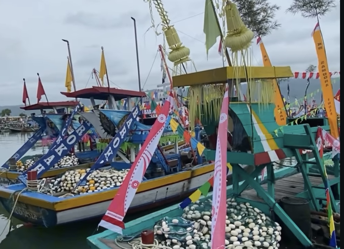 Larung Sembonyo di Pantai Popoh menjadi wujud syukur nelayan di Tulungagung atas hasil laut dan pelestarian budaya warisan leluhur.