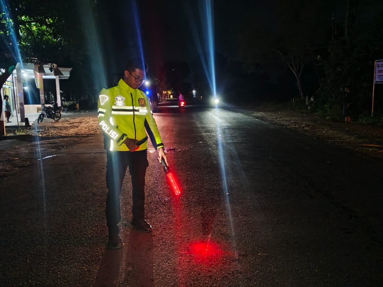 Personel Satlantas Polres Tulungagunh lakukan olah TKP lokasi kecelakaan  di Jalan Raya Desa Bendosari, Kecamatan Ngantru, Kabupaten Tulungagung, Senin (7/7/2025) dini hari.